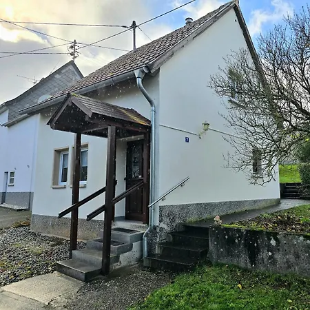 Ferienhaeuschen In * Dickesbach